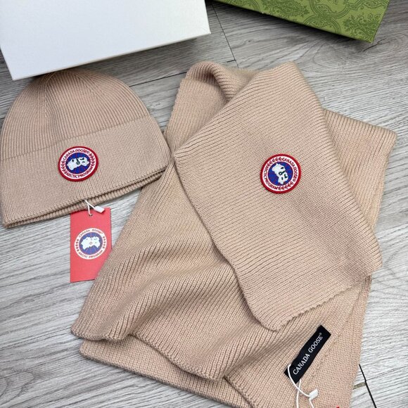 Canada Goose Knitted Hat and Scarf Two-Piece Set - Picture 2 of 6